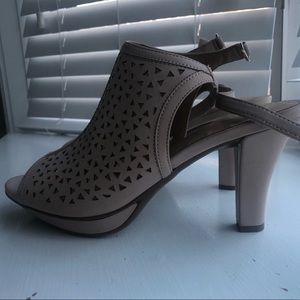 Peep toe high heels 81/2 Naturilizer Beige